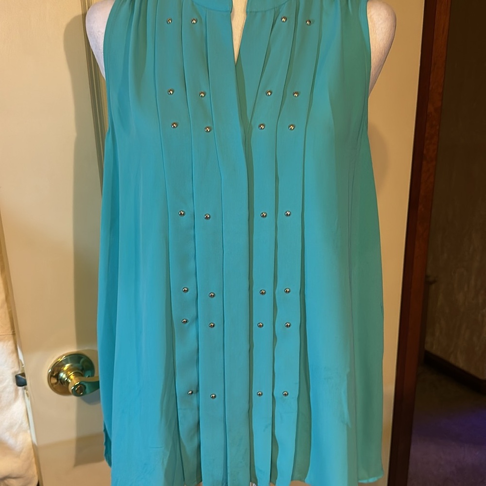 Alfani aqua w/silver studs hidden button front sleeveles very classy gently worn